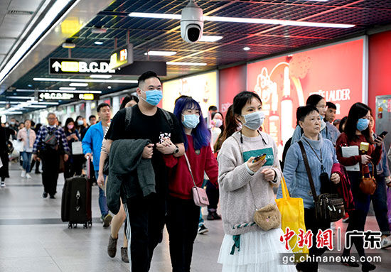 广州街头市民戴口罩出行