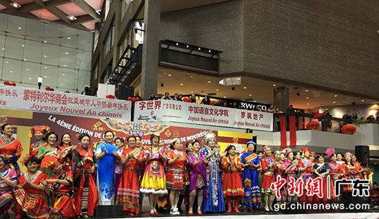 图为地道中华五十六个民族服饰展亮相加拿大蒙特利尔第四届华人迎春庙会。