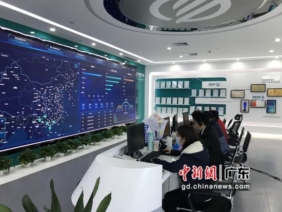 	中国南方电网公司2月7日宣布，覆盖广东、广西、云南、贵州和海南五省的近3万个充电桩全部实行充电服务费减半，并在有人值守的充电站点免费限量派送口罩给。蓝旺供图 	