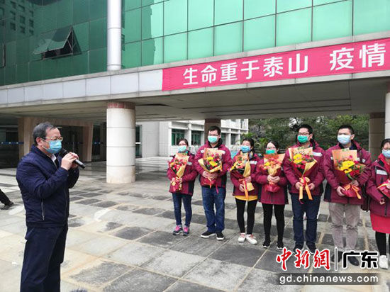 江门市市长刘毅(左一)欢送赴湖北抗击疫情医疗队。李健群 摄