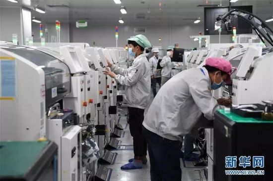在位于龙岗区的深圳市海能达通信有限公司，工人在生产车间工作(2月10日摄)。新华社记者梁旭摄