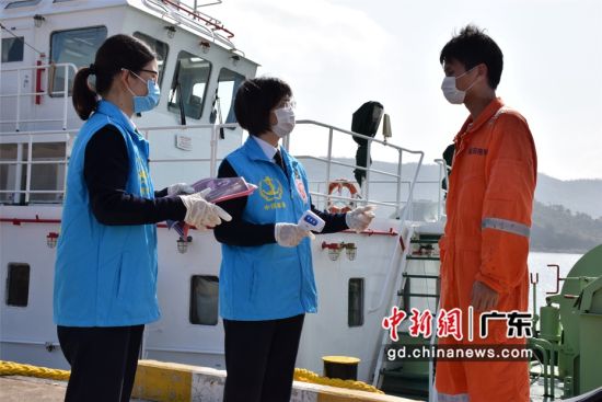 图为惠州海事局学雷锋志愿者服务队为海员进行心理疏导 杨华 摄 