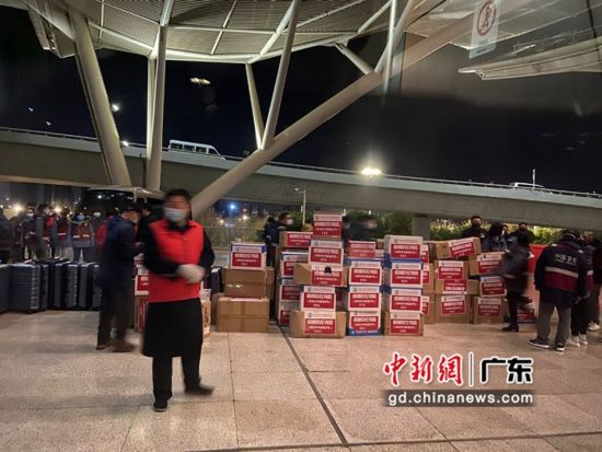 所有物资及行李已搬运上武汉站台。广铁集团供图供图 
