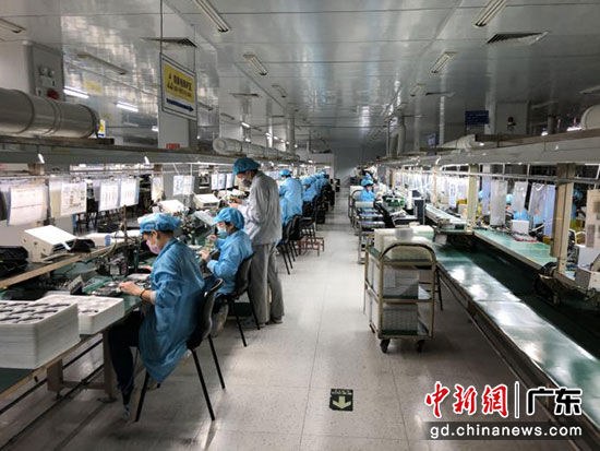 万亚电子科技有限公司的工人正在生产线上工作。杜哲锋 摄