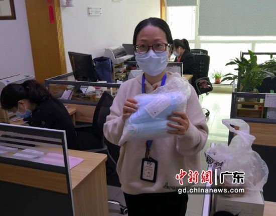 复工复产企业人员收到福田区发放的口罩。摄影：深圳市福田区政府供图 
