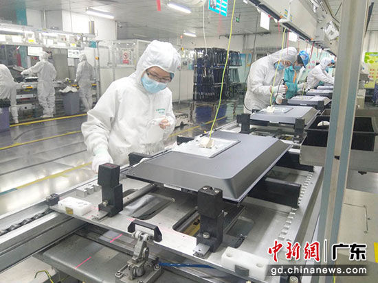 广东江门海信产业园平板电视生产线开足马力生产。岑威 供图