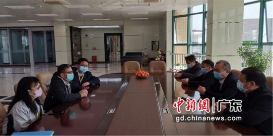 图为惠州市人社局朱向阳局长(右二)实地调研伯恩光学复工复产、用工情况 惠州市人社局供图 