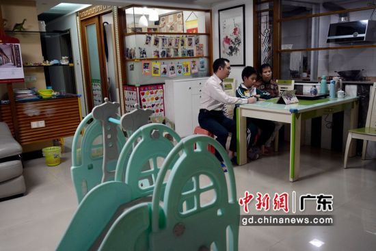 荔江小学学生家长黄姓一家人观看家长会直播。( 姬东摄影) 