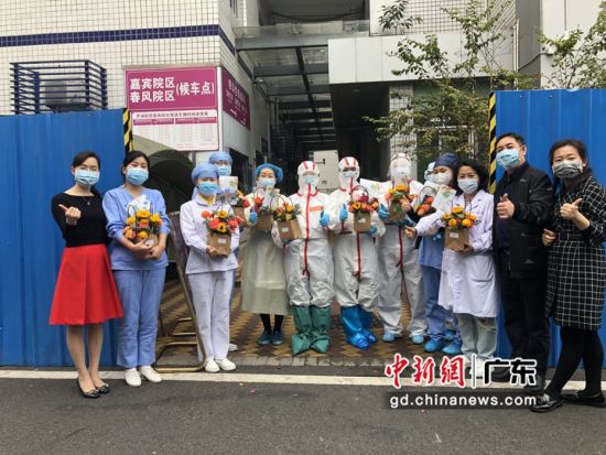 图为医护人员手捧鲜花礼盒。摄影：深圳市慈善会供图 