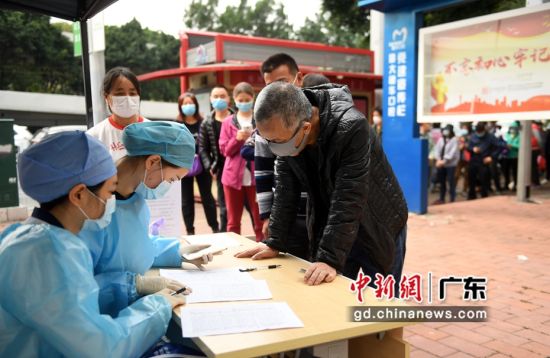 3月16日，在暨大附属穗华口腔医院荔湾区分院门前，街坊现场排队免费领取口罩。 (姬东 摄影) 