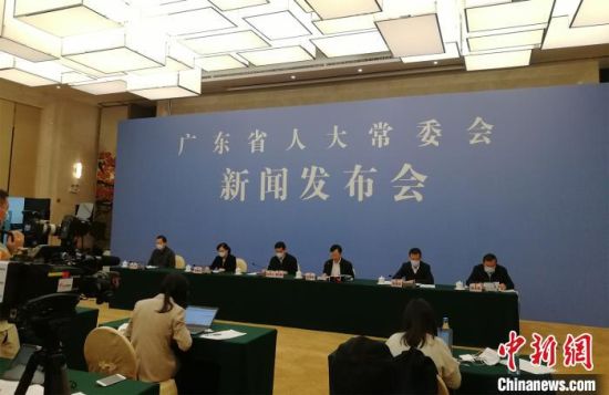 广东省人大常委会举行新闻发布会介绍新修订的《广东省野生动物保护管理条例》。　程景伟 摄