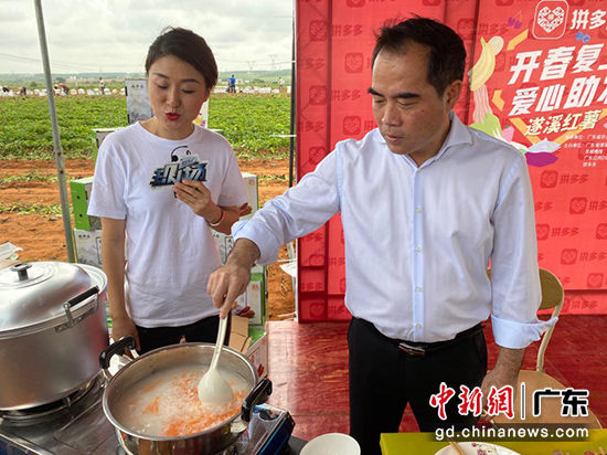 ▲余庆创正在为网友展示如何熬一碗正宗的广东红薯粥。