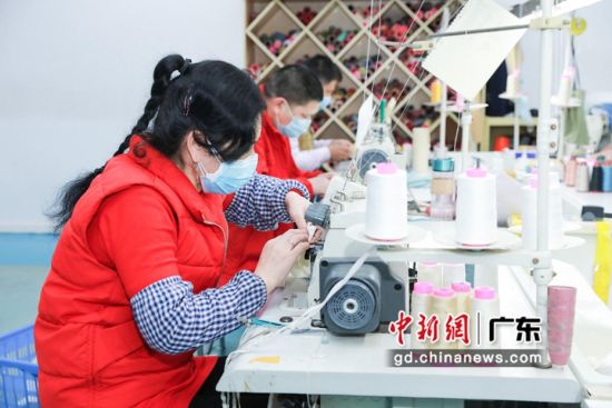 番禺南村镇上的服装工厂工人正在有序开工。钟欣 摄 