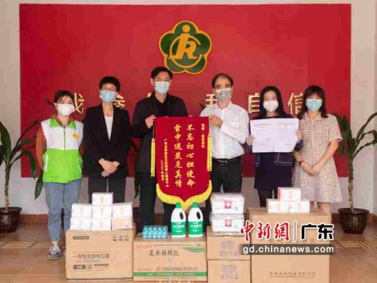 健客向广州市黄埔区艾欣残疾人康复中心捐赠消毒水、免洗洗手液、儿童口罩等爱心物资。作者：受访单位供图 