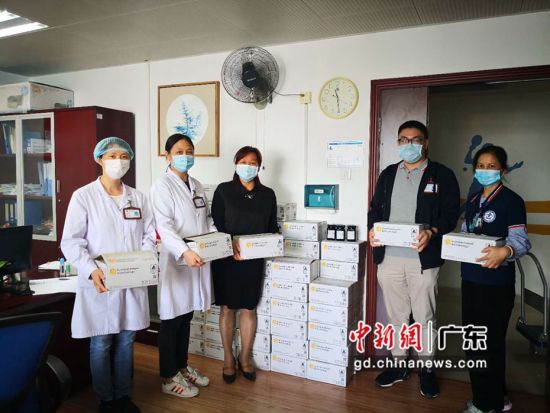 图为医护人员领取蜂蜜。摄影：深圳市慈善会 供图 