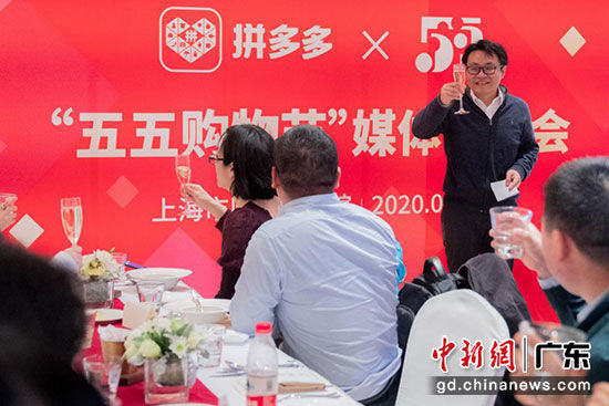 ▲4月23日，拼多多联合创始人达达(右二)在上海市新闻发布会现场表示，将投入25亿元现金及消费券助力“五五购物节”狂欢活动。 李胜 摄