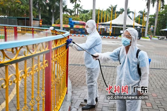 深圳欢乐谷工作人员在做消毒工作。摄影：金诚 