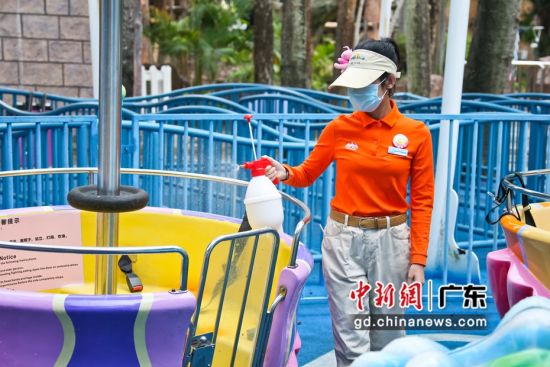 深圳欢乐谷工作人员在做消毒工作。摄影：金诚 