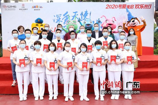 图为深圳援鄂医护代表参加深圳欢乐谷护士节公益活动现场。（通讯员：古珊） 
