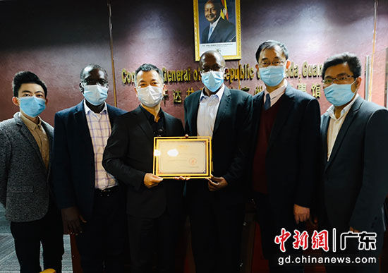 当仁中医赴乌干达驻穗总领事馆捐献抗疫物资。