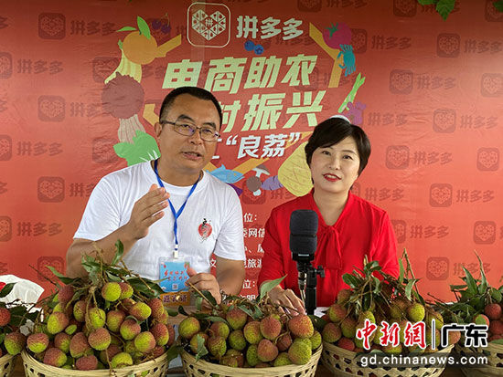 ▲廉江副市长崔军在拼多多直播间为观众介绍良垌荔枝的仓储冷链技术。