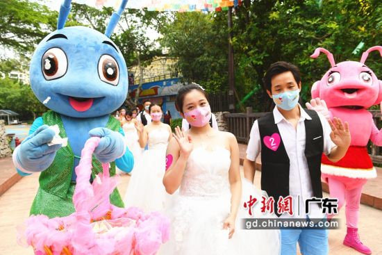 图为“最美新人”在深圳欢乐谷参加以“用爱重启，相守一生”为主题的520公益过山车婚礼。(通讯员 古珊 摄) 