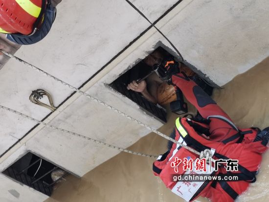 5月22日，增城消防救援大队荔城消防救援站指导员周维亮艰难破拆通风口，成功将被困深水6小时的老人救出。增城消防 供图 