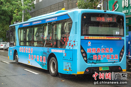 公交车张贴税宣标语。 梅县区税务局供图