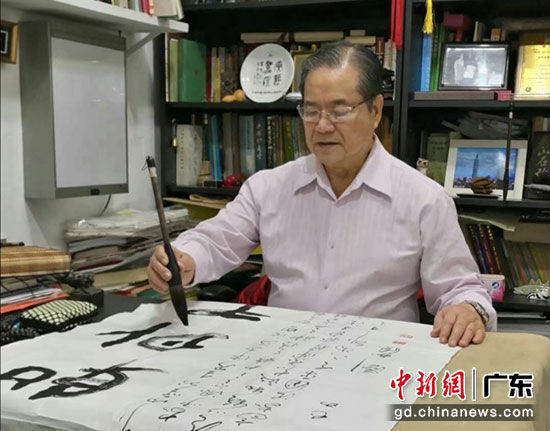 巴西华裔书法家刘树德为广州创作书法。陈一言 摄
