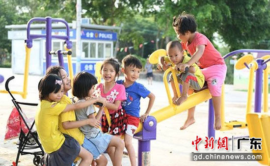 杨梅镇低埇村孩子们在体育设施上嬉戏 广东省体育局供图