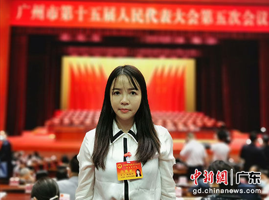 广州市第十五届人民代表大会第五次会议5日举行预备会议，图为陈桂针出席会议。