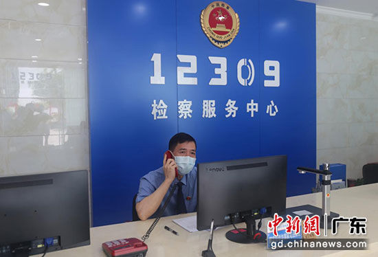 12309检察服务中心工作人员电话接待群众诉求。温竹兰 摄