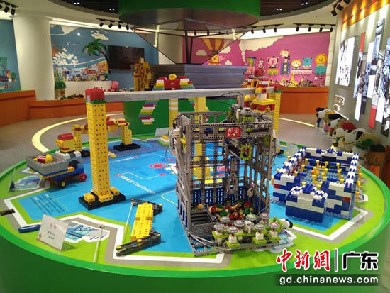 广东邦宝益智玩具股份有限公司展厅内的积木玩具。钟欣 摄