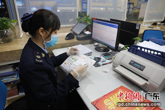 梅江区税务局在疫情期间为企业提供邮寄发票的服务。梅江区税务局供图