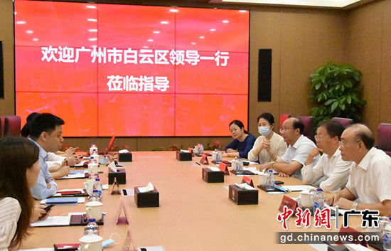 6月16日，广州白云区委书记赵军明(右二)一行到访拼多多上海总部，与拼多多联合创始人赵佳臻(左二)等进行座谈交流。(摄影：石头)