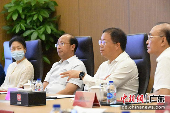 6月16日，赵军明书记(右二)一行到访拼多多总部考察交流，双方将进一步加大合作力度。(摄影：石头)