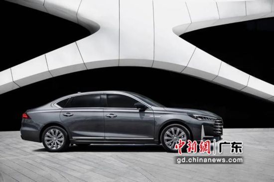 6月28日，广汽传祺推出“中国豪华驾享新旗舰”全新传祺GA8，冲击自主品牌领域高端轿车市场。婷婷摄影 