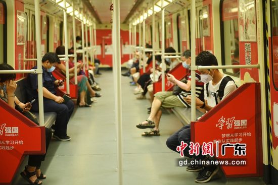 广州首列“学习强国”主题列车上线运行。(姬东摄影)