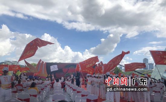 图为大学生在深圳参与“青年红色筑梦之旅”启动仪式。朱族英 摄 