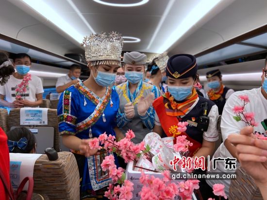 图为广九客运段高铁动三车队为少数民族旅客提供服务。龚佩丹供图 