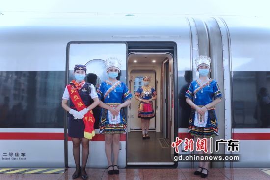广铁集团广九客运段首开深圳北往返铜仁的“复兴号”动车组列车。龚佩丹供图 