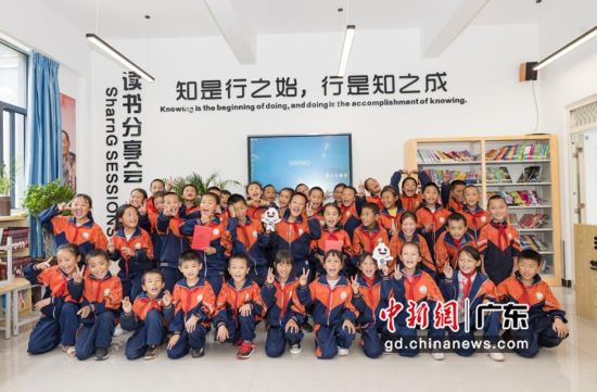 中国南方电网公司在两个定点扶贫县――云南维西县、广西东兰县组织开展了“山里娃走进云课堂”教育扶贫行动。蓝旺供图 
