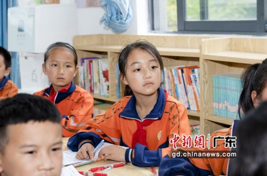 中国南方电网公司在两个定点扶贫县――云南维西县、广西东兰县组织开展了“山里娃走进云课堂”教育扶贫行动。蓝旺供图 