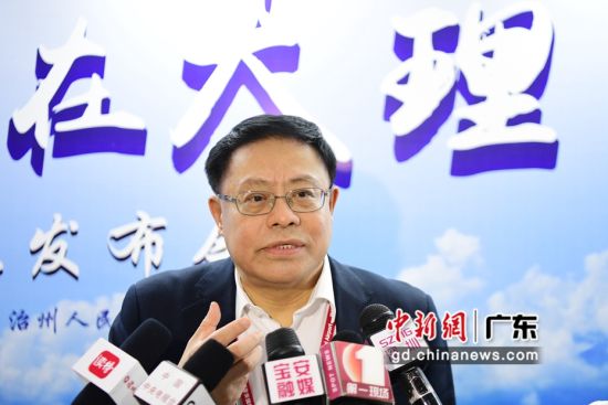 图为南航深圳分公司总经理刘国军接受媒体记者采访。陈文摄影 