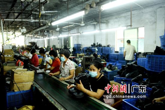 英德九龙金造鞋厂扶贫车间为村民提供89个工作岗位，推动脱贫奔康。姬东摄 