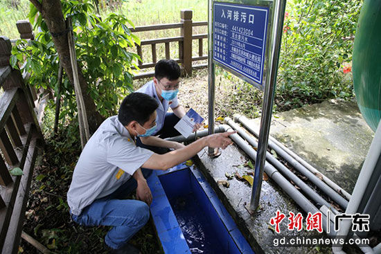 工作人员向税务干部介绍汤南镇真丰站点的污水处理情况。丰税供图
