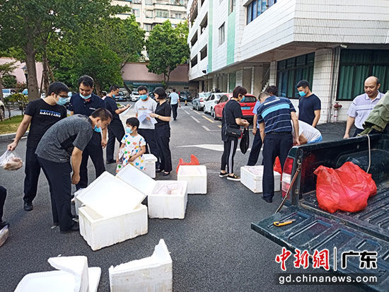 第四批消费扶贫的鸡送到肇庆市公安局民警手中。 警方供图