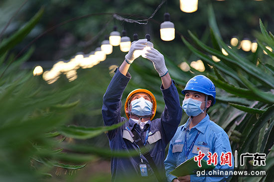 南方电网广东广州供电局党员服务队为用户检查供电设施，确保用电安全可靠。广州供电局提供