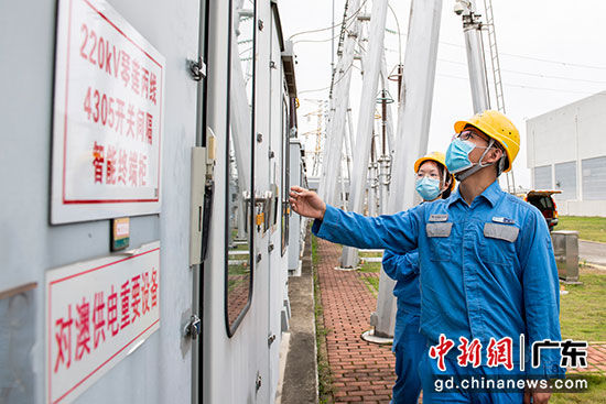 南方电网广东珠海供电局运维人员正在琴韵变电站进行防风防汛特巡。朱甸 摄