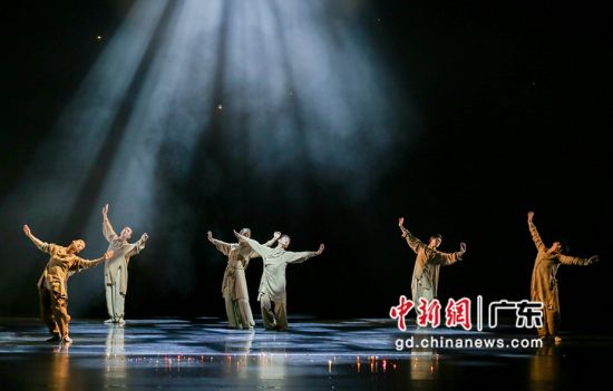 现代舞剧《流浪》在华发中演大剧院上演中。陆绍龙摄 